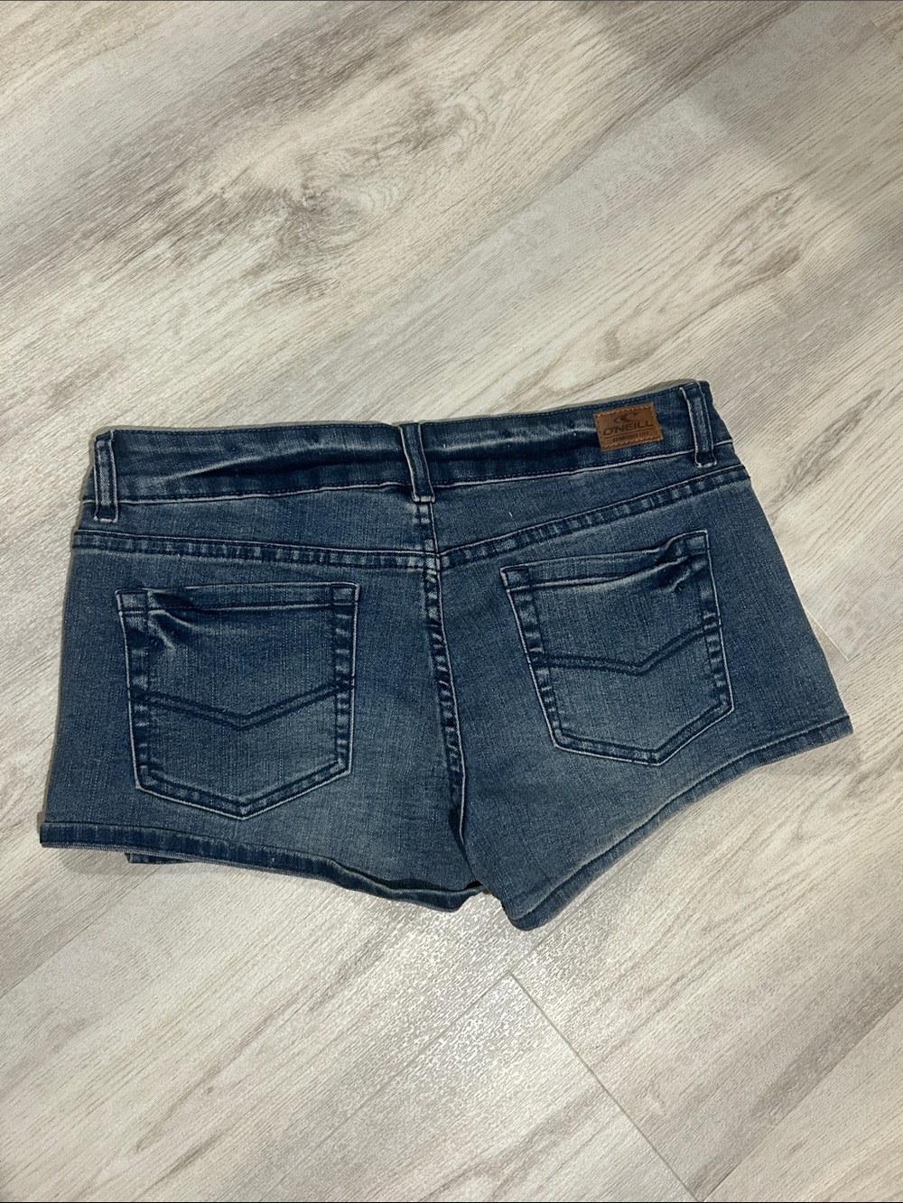 NWT O'Neill Blue Denim Shorts Juniors Size 9 Medium Wash 5-Pocket Stretch - Picture 2 of 3